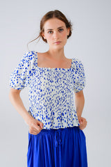 Blusa branca franzida peplum com bolinhas azuis