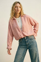 Camisa rosa de textura leve com corte descontraído e t-shirt branca por dentro