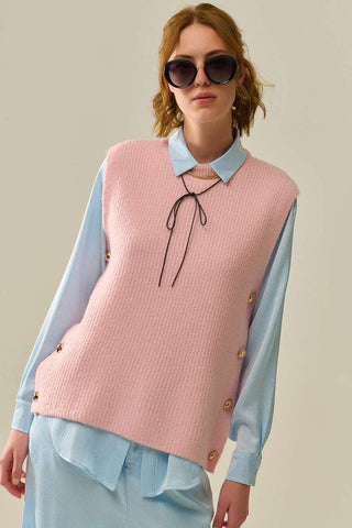 Pull rose sans manches avec boutons dorés