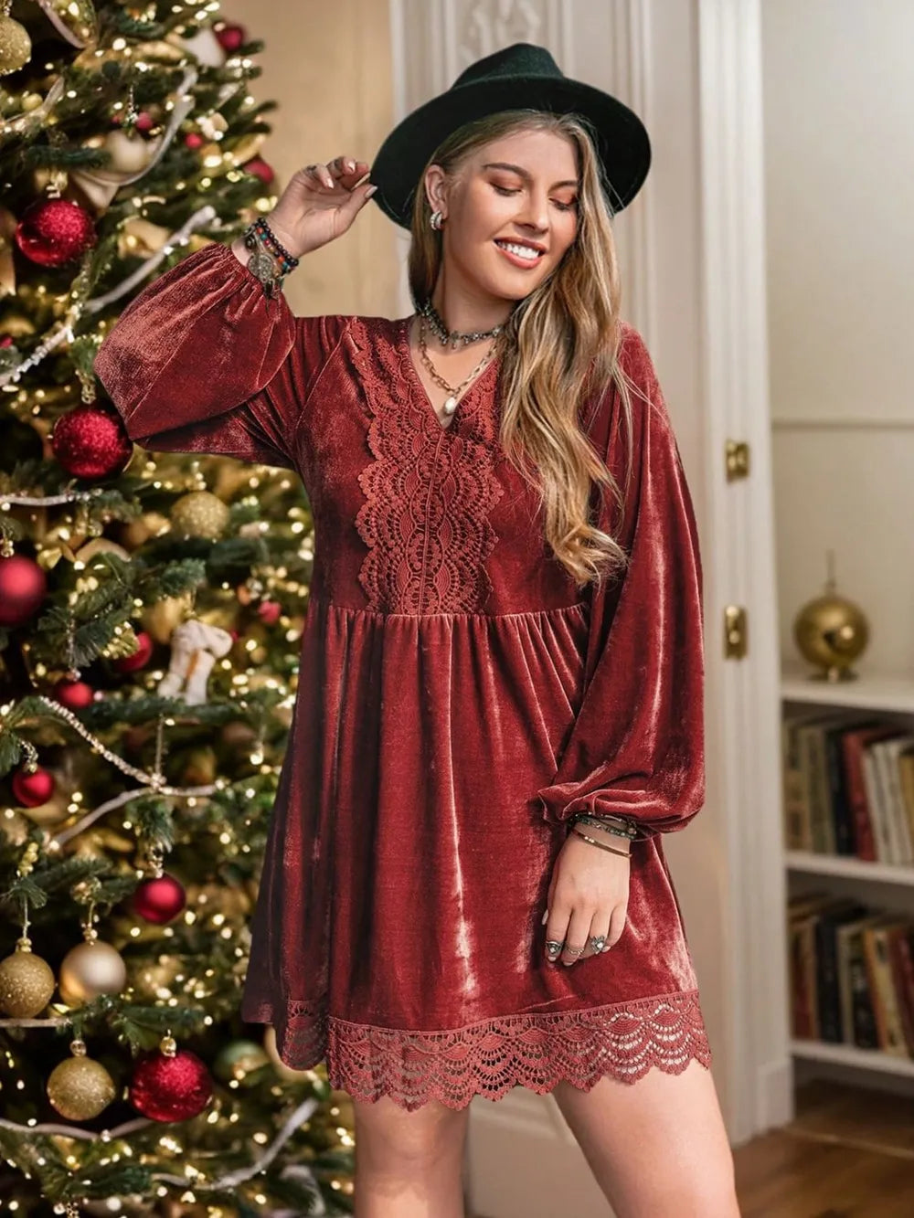 Vestido curto plus size com decote em V e manga comprida e detalhe em renda
