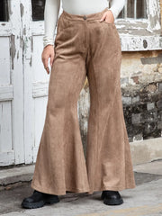 Calça flare plus size com bolsos num elegante tom castanho.