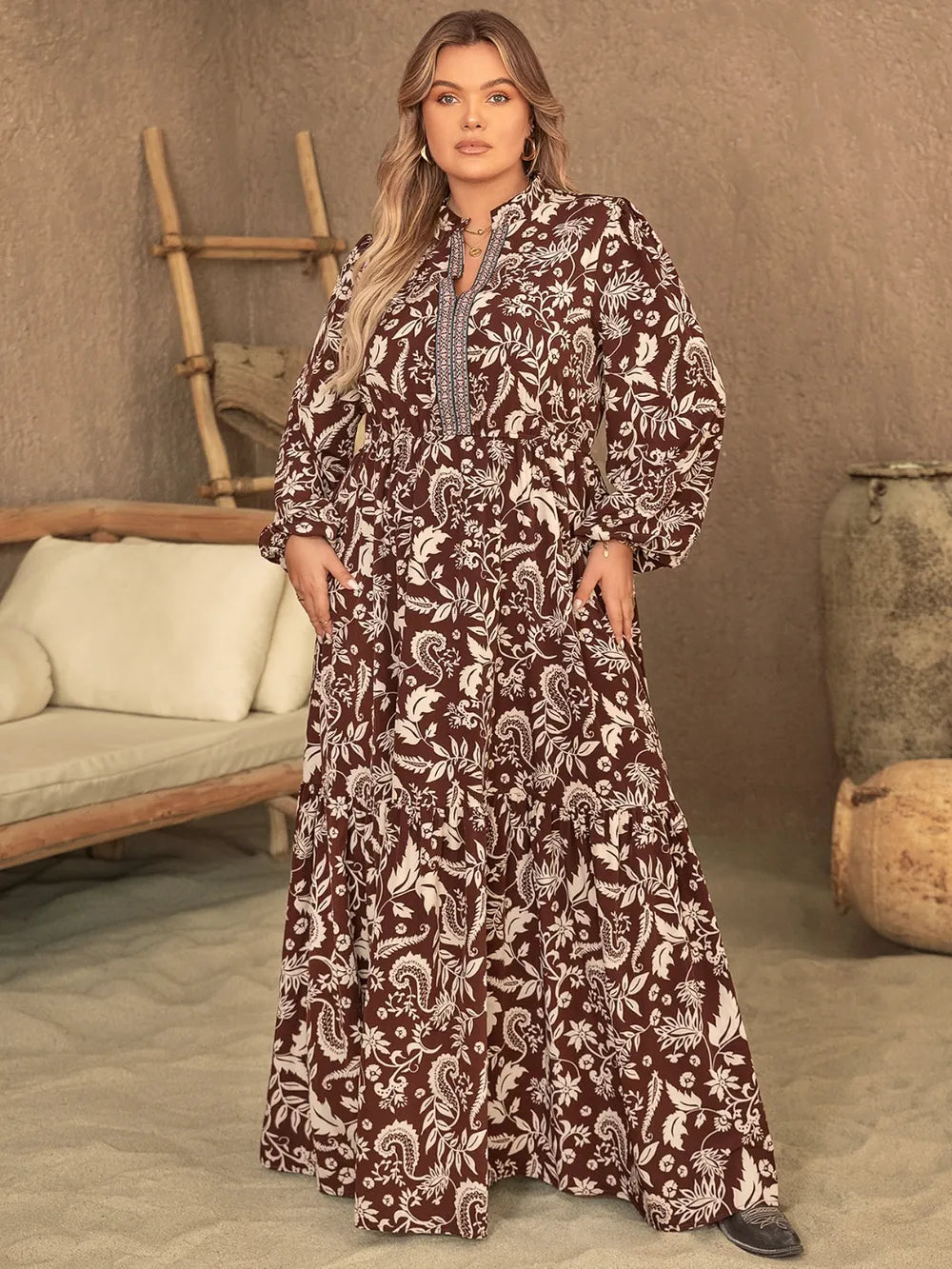 Vestido comprido estampado com mangas abalonadas e decote redondo plus size