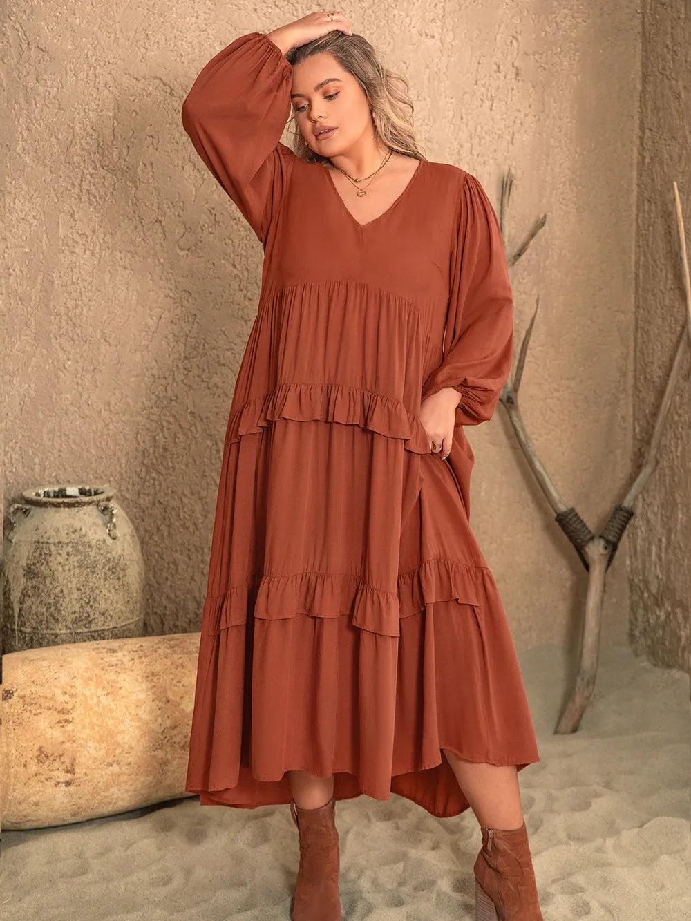 Vestido plus size com folhos, decote em V e manga balão