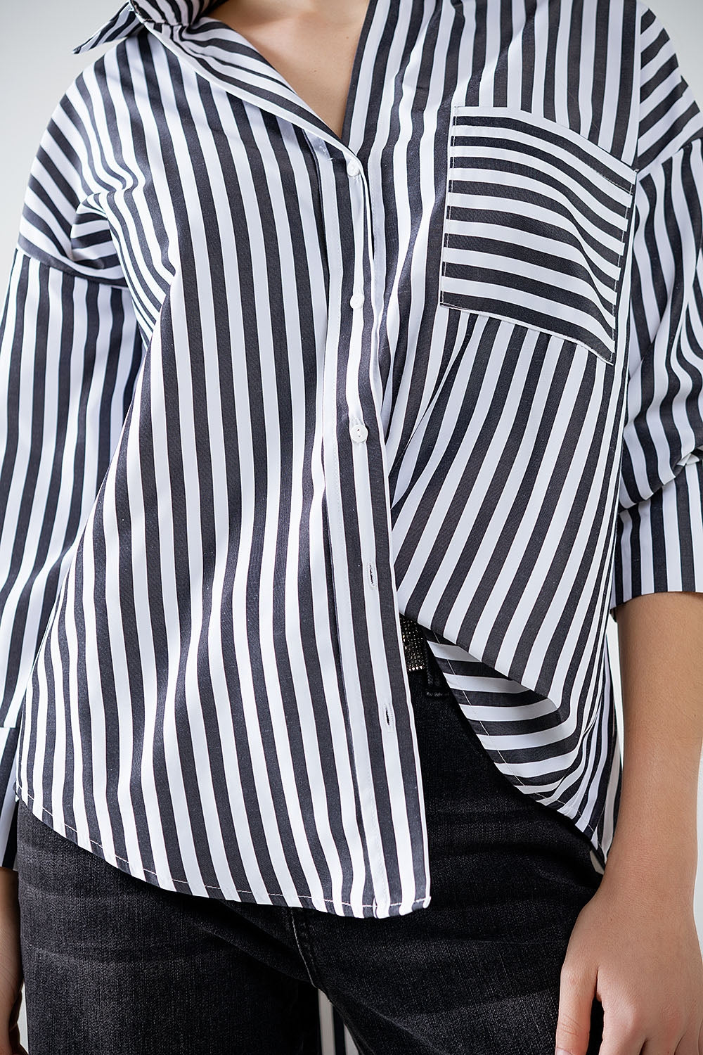 Poplin shirt with vertical stripes in black and chest pocket - Shirts
