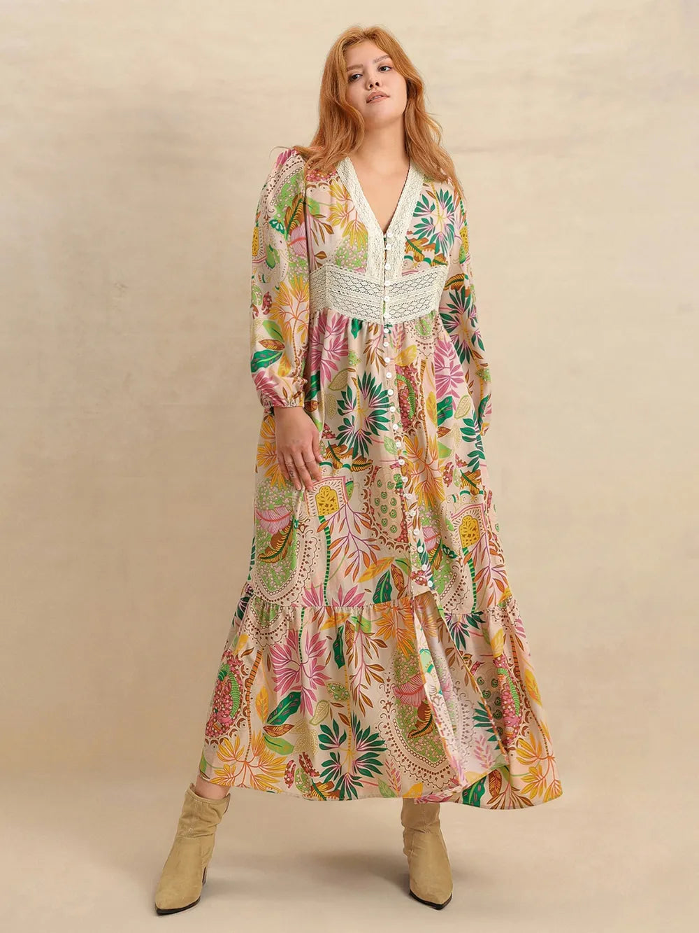 Vestido plus size com detalhe em renda, decote em V, manga balão