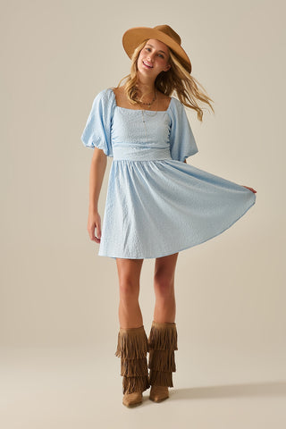 Vestido curto texturizado com manga abalonada em azul claro