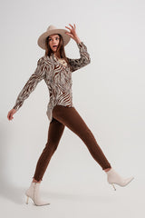 Calça jeans skinny com bainha crua na cor marrom