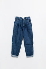 Jeans com pregas frontais e corte relaxado em azul escuro