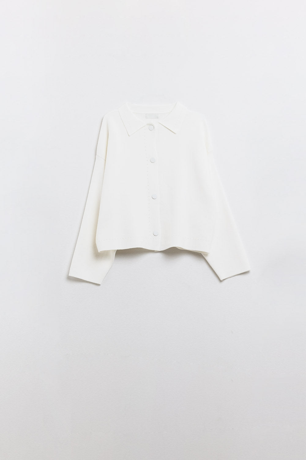Relaxed high quality knitted Cardigan in cream color - Cardigans