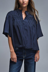 Blusa descontraída estilo boho azul marinho com detalhes bordados