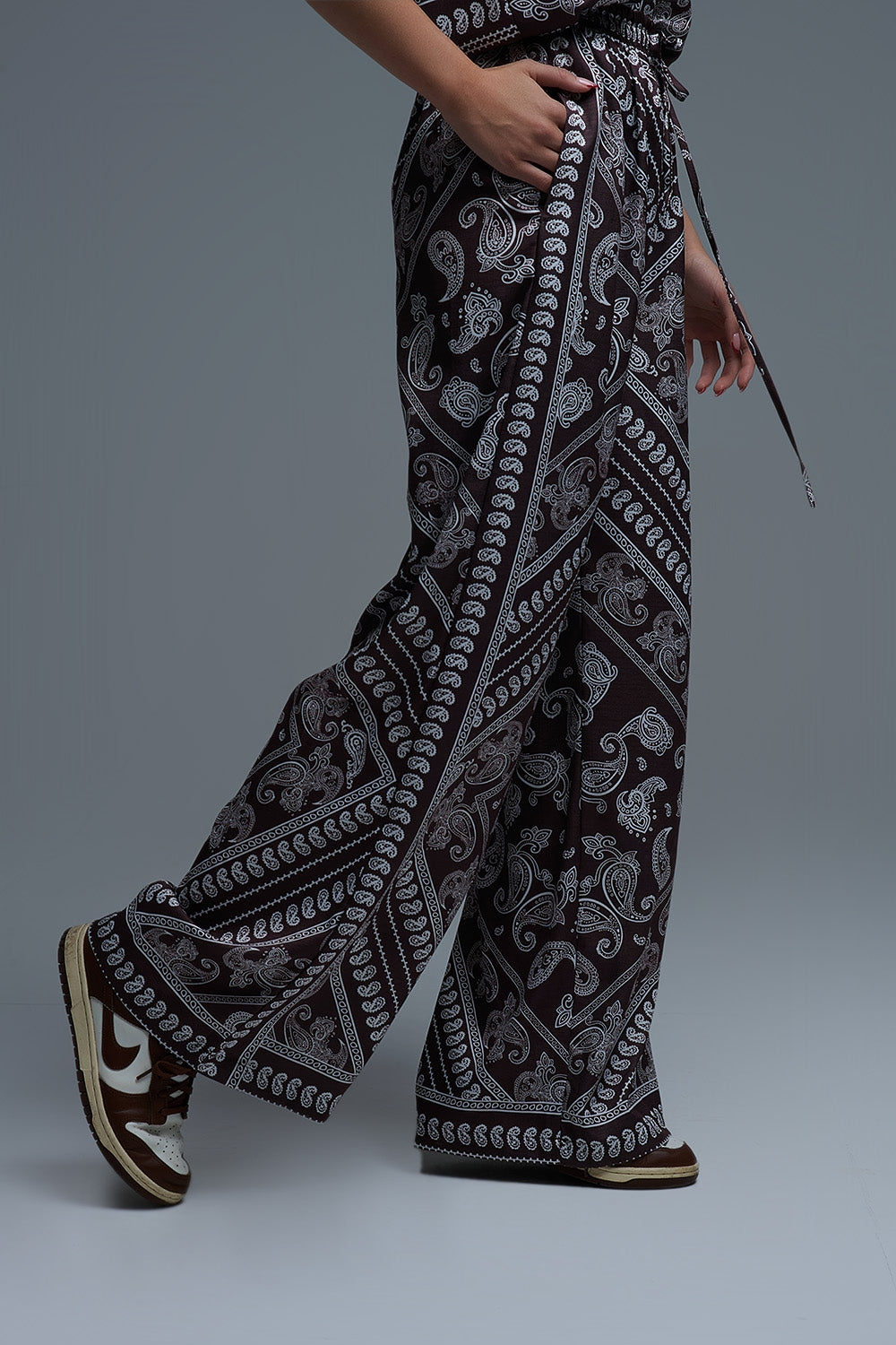 Relaxed Paisley Print Pants With Adjustable Drawstring in Brown - Pants