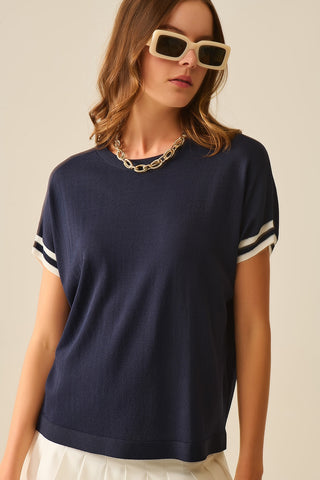 Camisola descontraída em azul marinho com detalhe em contraste branco