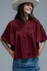 Blusa descontraída estilo boho em cor de vinho com detalhes bordados