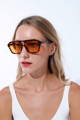 Lunettes de soleil de style rétro avec monture en écaille de tortue marron et verres orange