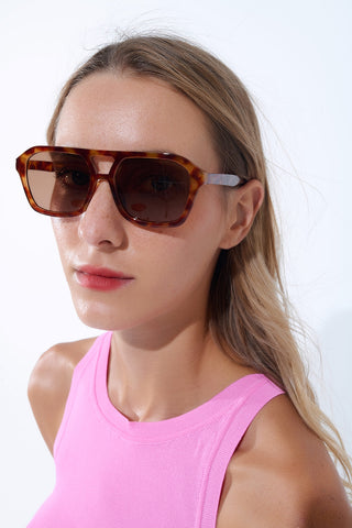 Lunettes de soleil de style rétro avec monture en écaille de tortue camel et verres noirs