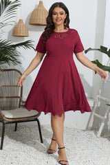 Vestido Plus Size com Decote Redondo e Renda
