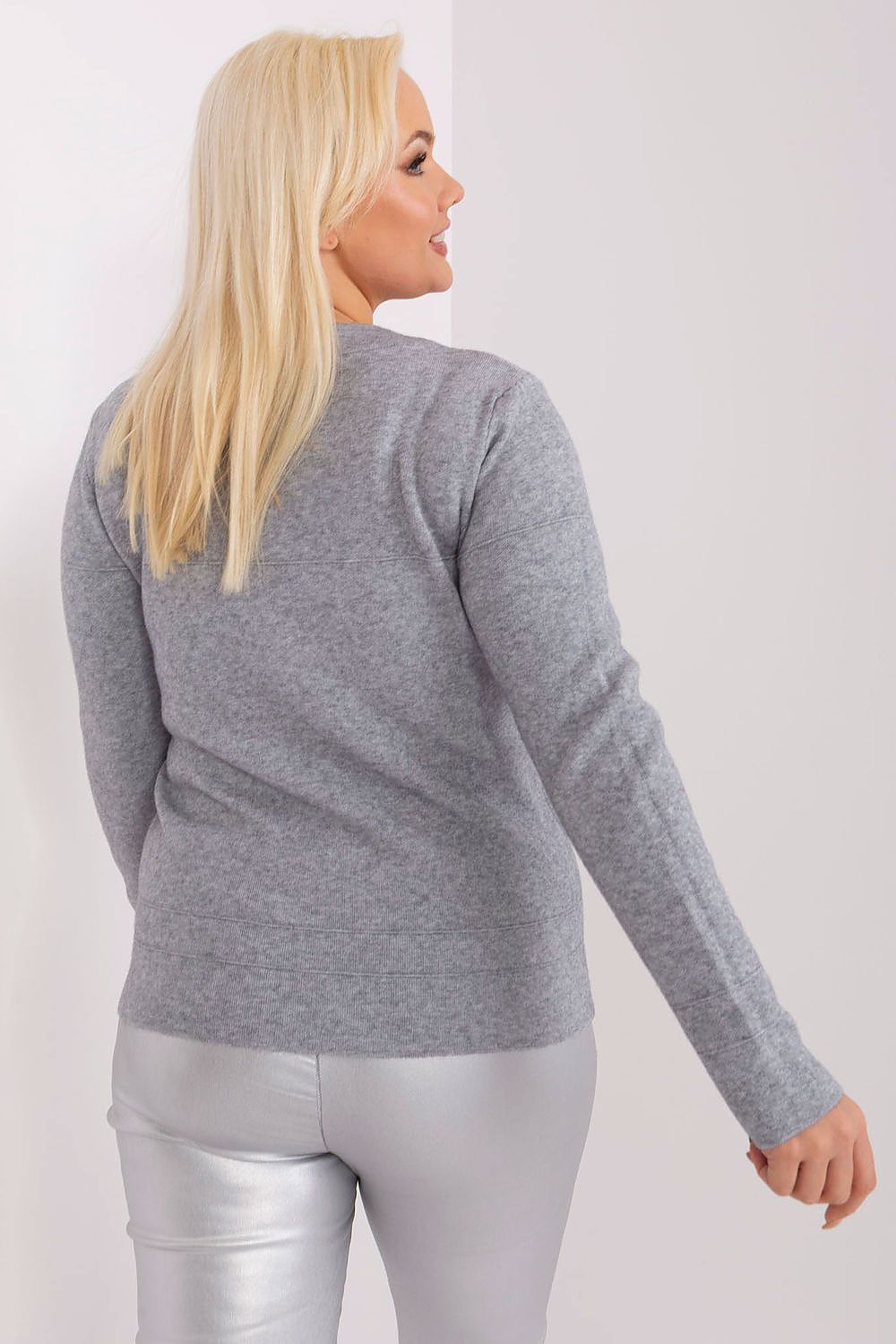 Factory Price Round Neck Plus Size Jumper with Pom Pom -