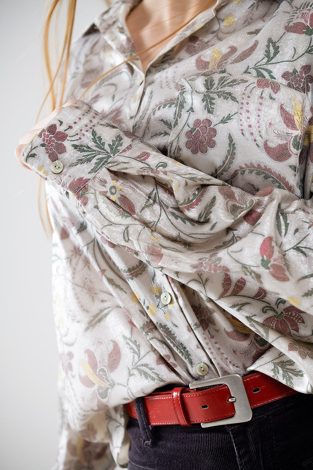 Satin blouse with flower print in grey - Shirts