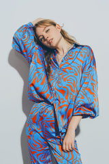 Chemise en satin à manches ballon en bleu