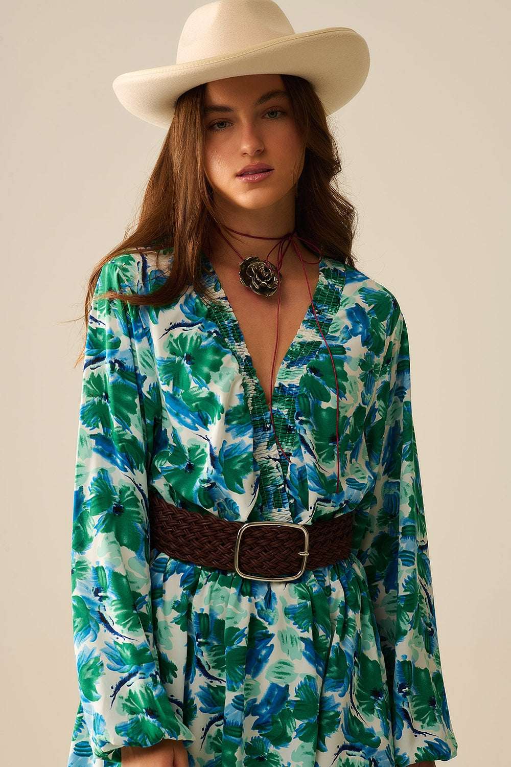 short dress with a wide V-neck and floral print - Dresses
