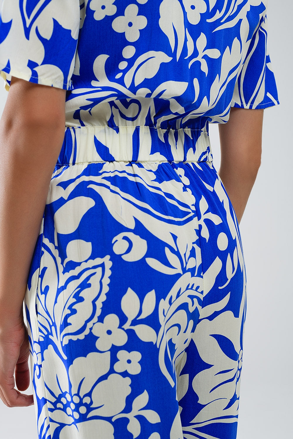 Short Sleeve Key Hole Front Floral Jumpsuit In Blue - Dresses