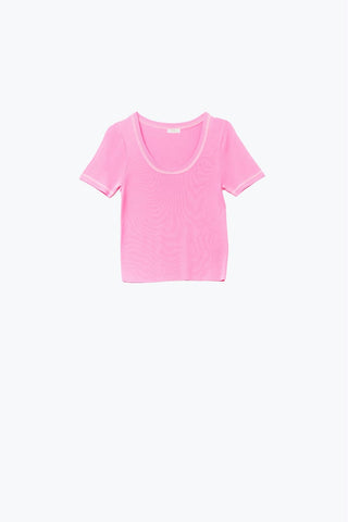 Pull à manches courtes rose avec couture argentée au col rond