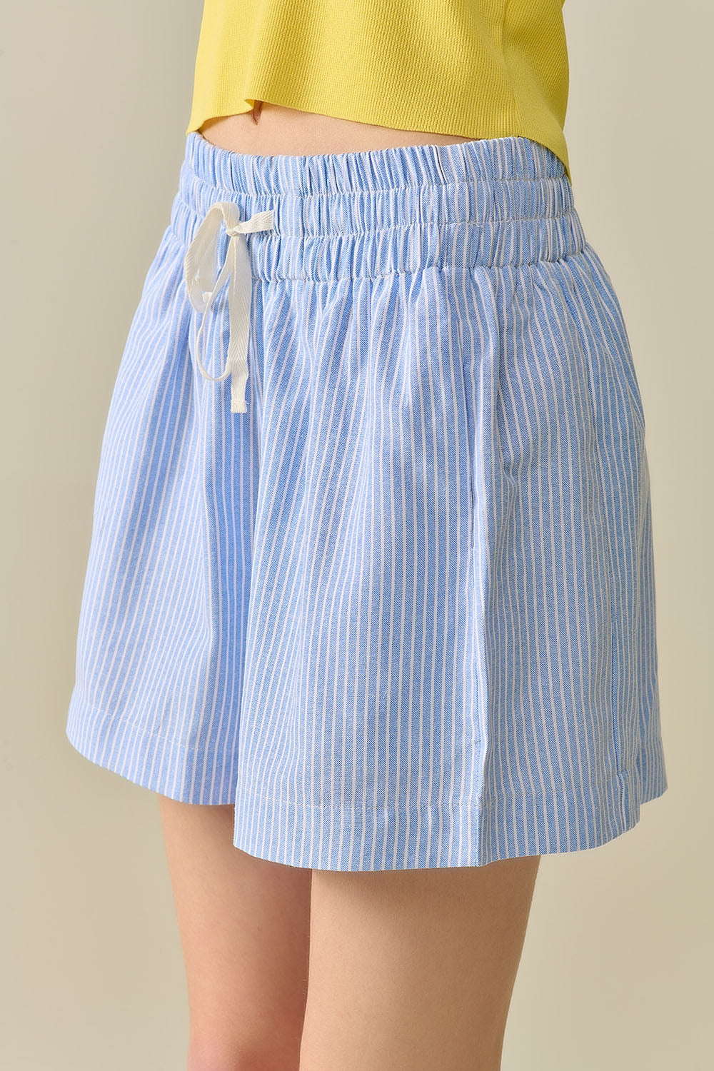 Short with stripes and strings in the waistband - Shorts