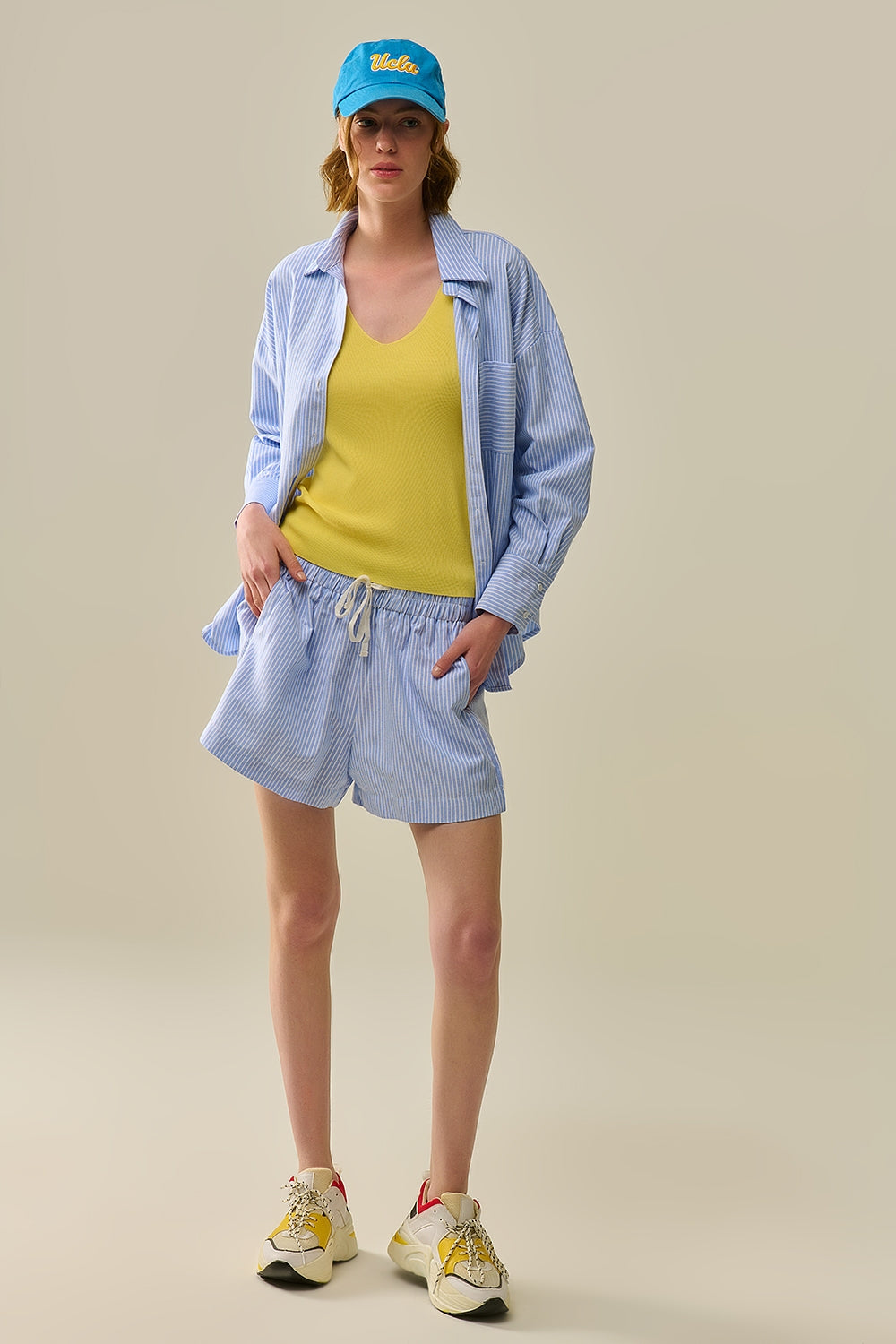 Short with stripes and strings in the waistband - Shorts