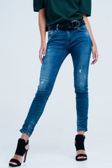 Calça jeans skinny azul com rasgos