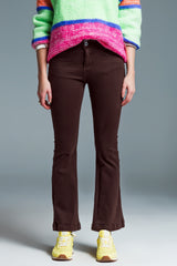 Jean skinny évasé avec détail à double bouton en marron