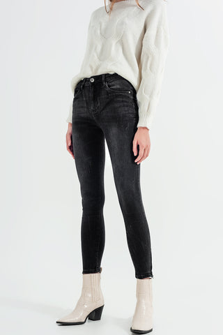 Calça jeans skinny com zíper no tornozelo, lavagem preta
