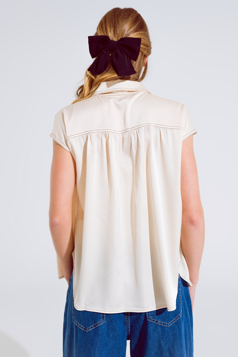 Sleeveless Blouse with pollo collar in beige - Blouses