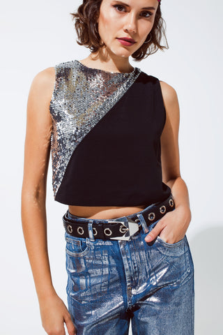Croptop sem mangas com detalhe de lantejoulas prateadas diagonais em preto