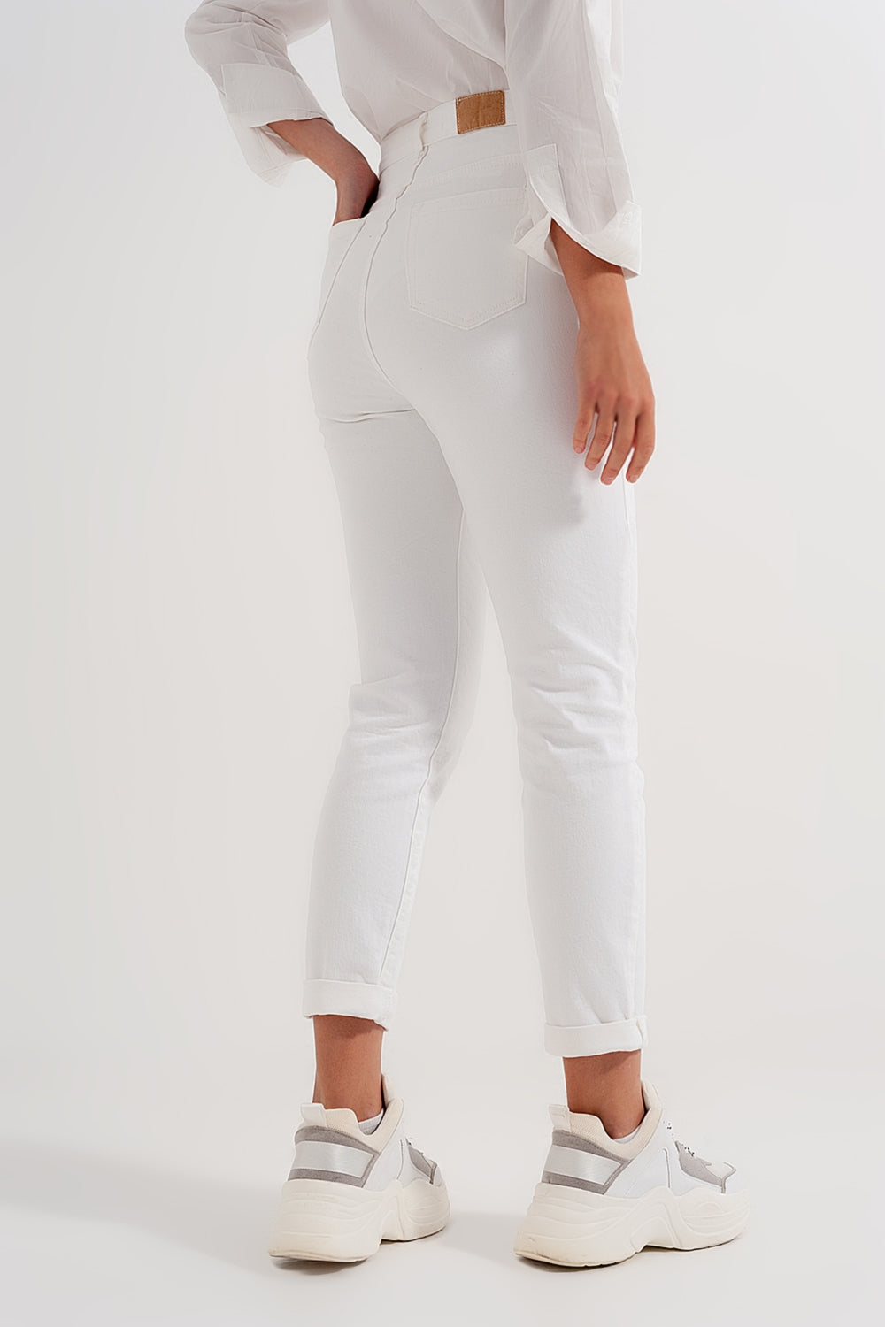 Slim jeans with asymmetric button in cream - Jeans