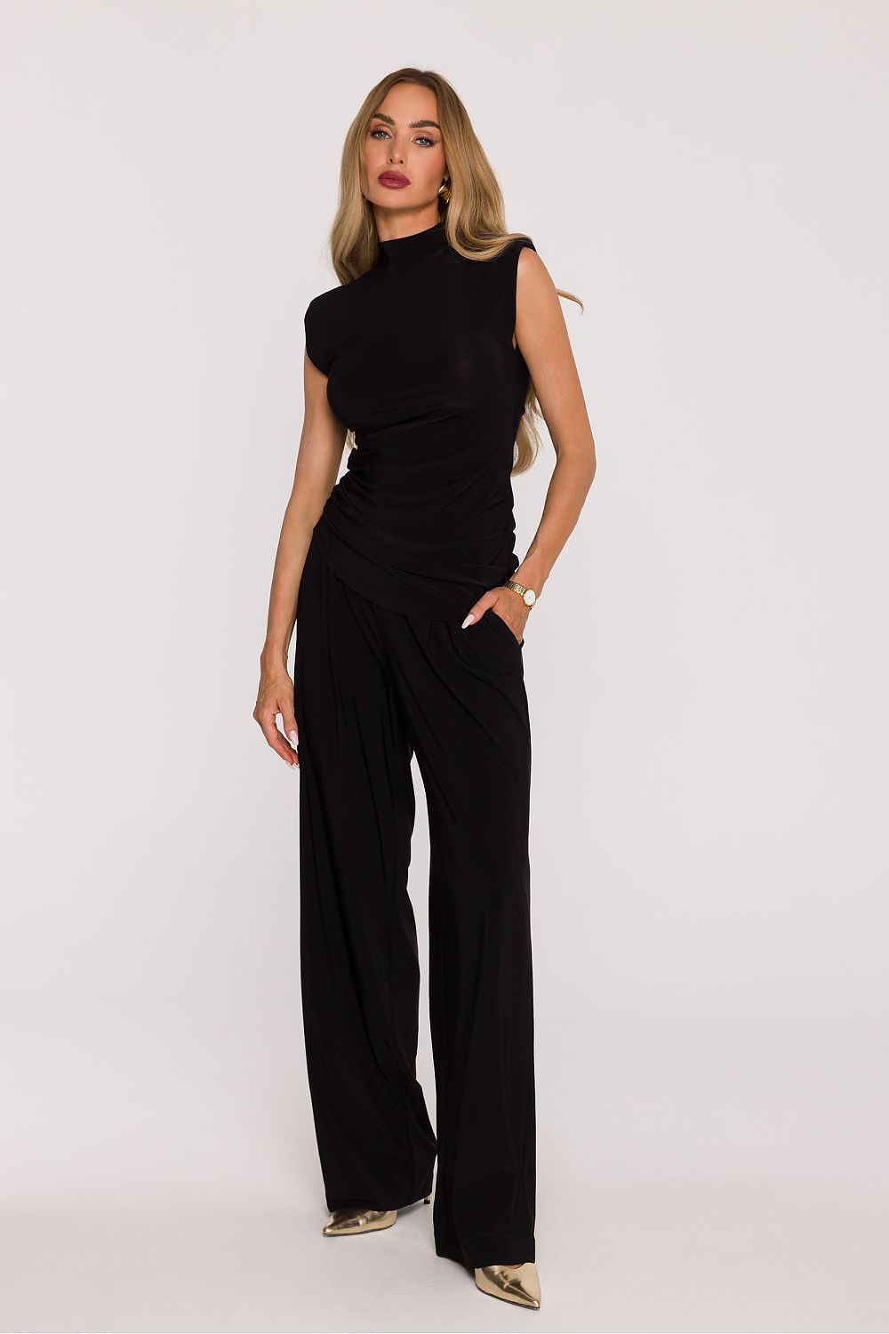 Moe smooth knit fabric set featuring a fitted sleeveless top and wide-leg trousers for a chic look