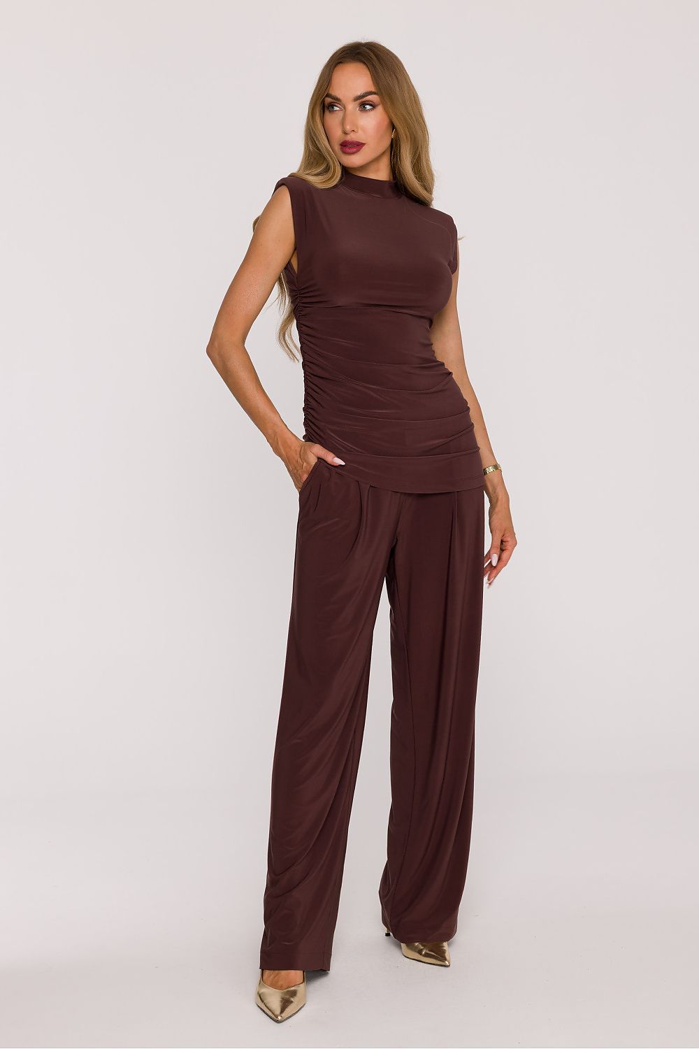 Moe smooth knit fabric set in brown featuring a stylish top and flowing trousers for a chic look