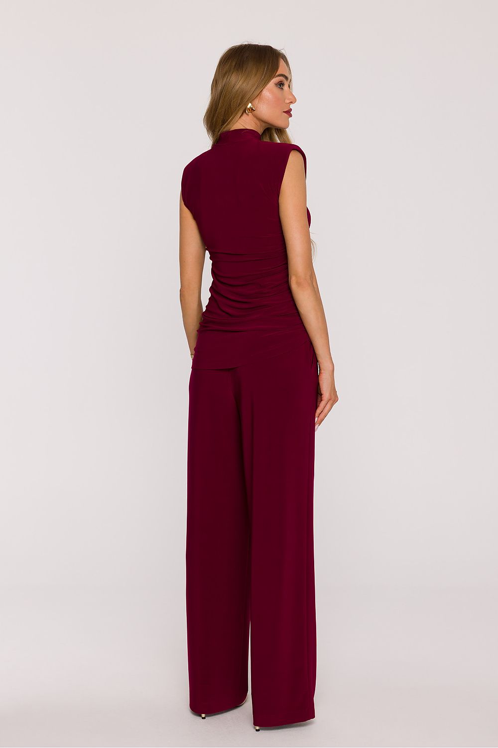 Elegant burgundy outfit set made of smooth knit fabric set with stylish sleeveless design