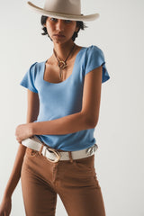 pull à manches bouffantes et col carré en bleu