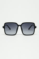 Square sunglasses with high gloss frame in black