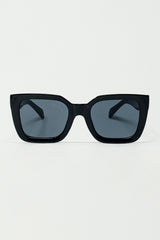 Squared Sunglasses With Dark Lenses in Black