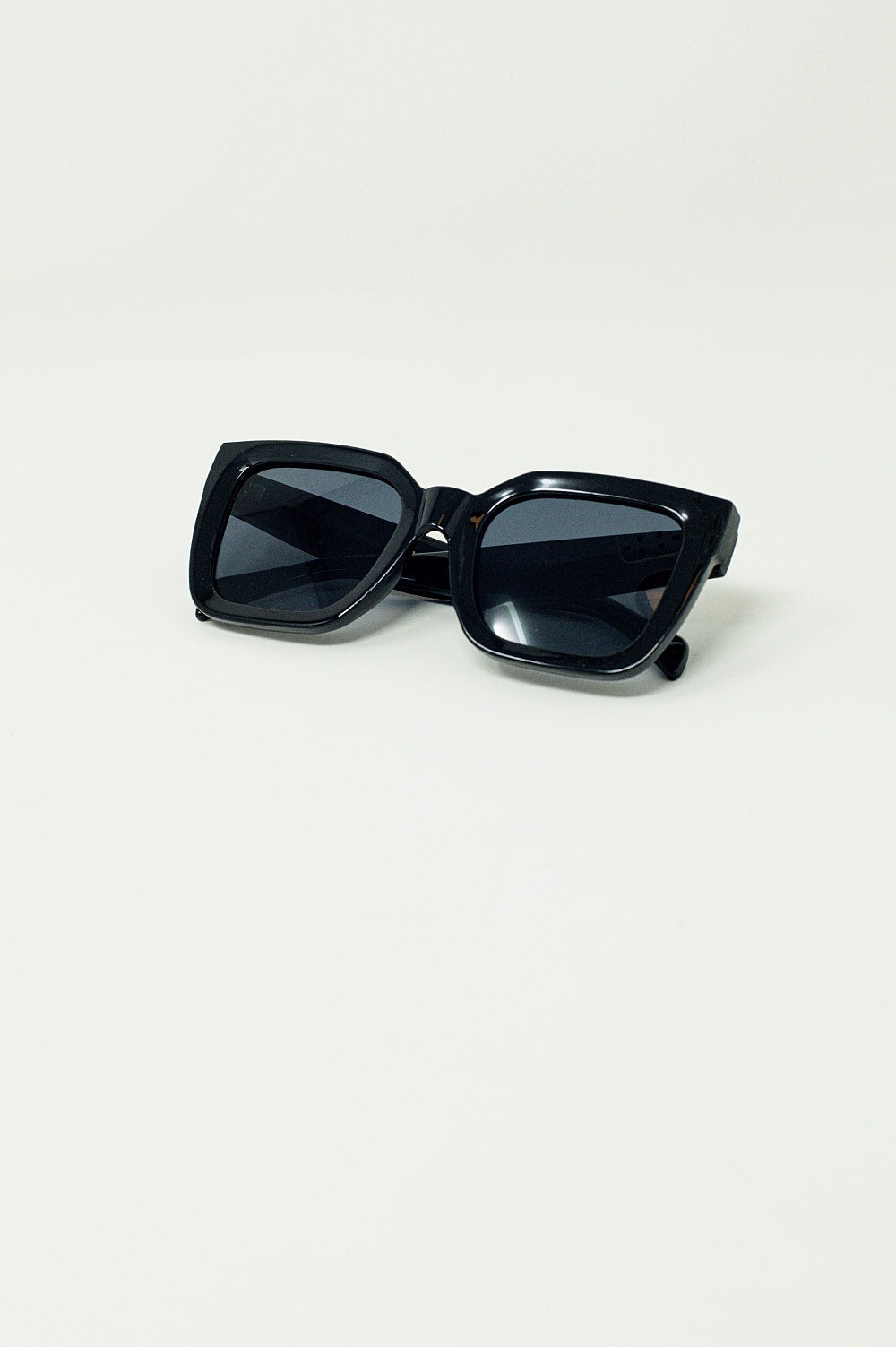 Squared Sunglasses With Dark Lenses in Black - Sunglasses