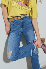 Jeans reto desgastado em lavagem média