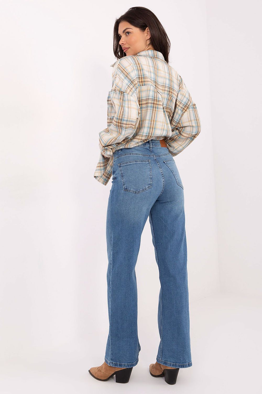 Women's Straight Leg Jeans In A Casual Style - Jeans