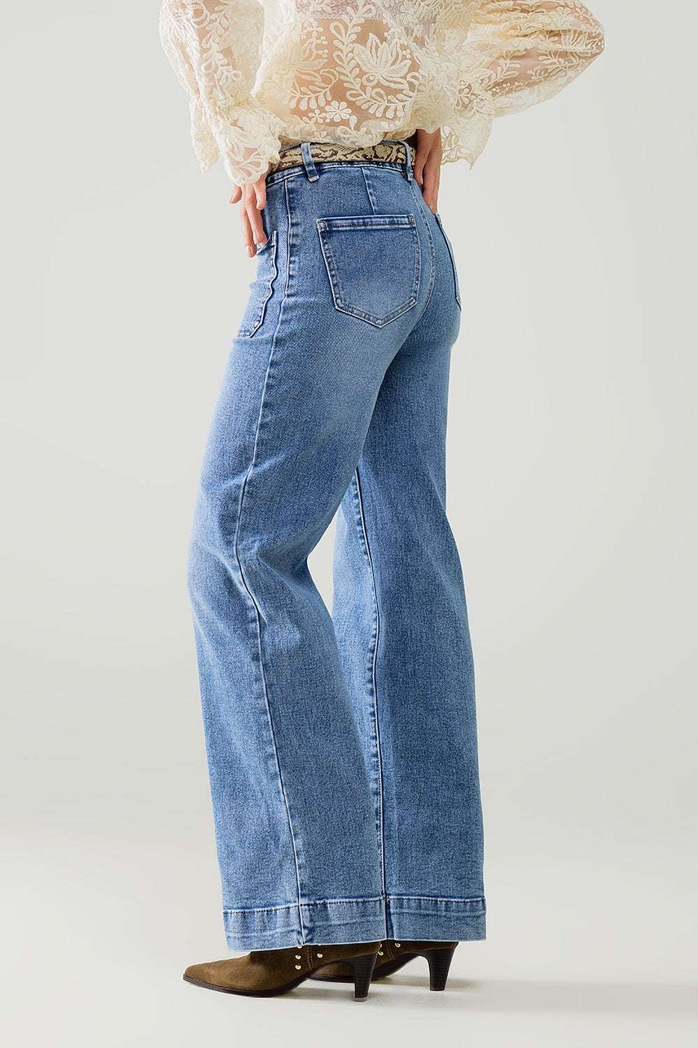 Stretchy Straight Leg Jeans With Front Pocked in Medium Wash - Jeans