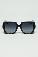 Sunglasses with a gradient print frame and black temples