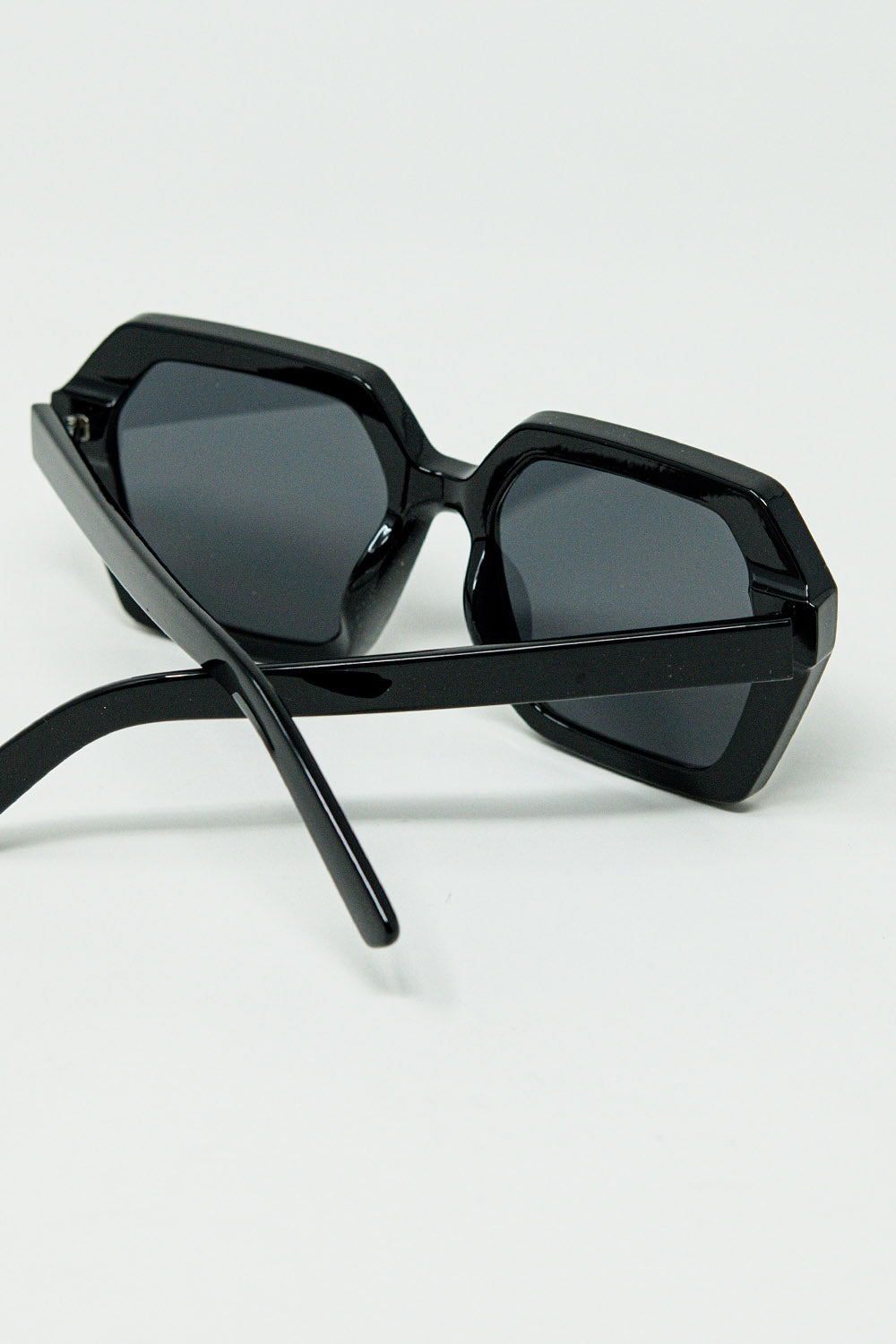 Sunglasses with geometric frames in black - Sunglasses