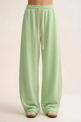 Calça jogger em malha super macia em verde com cintura ajustável por cordão.