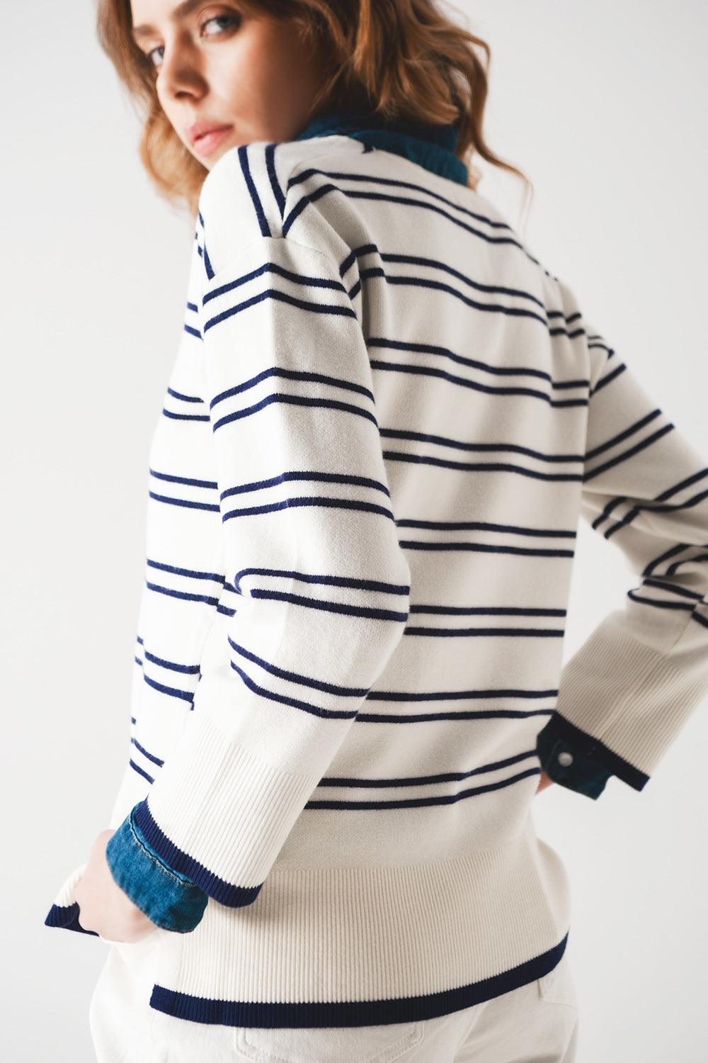 Sweater in white with navy stripe - Jumpers