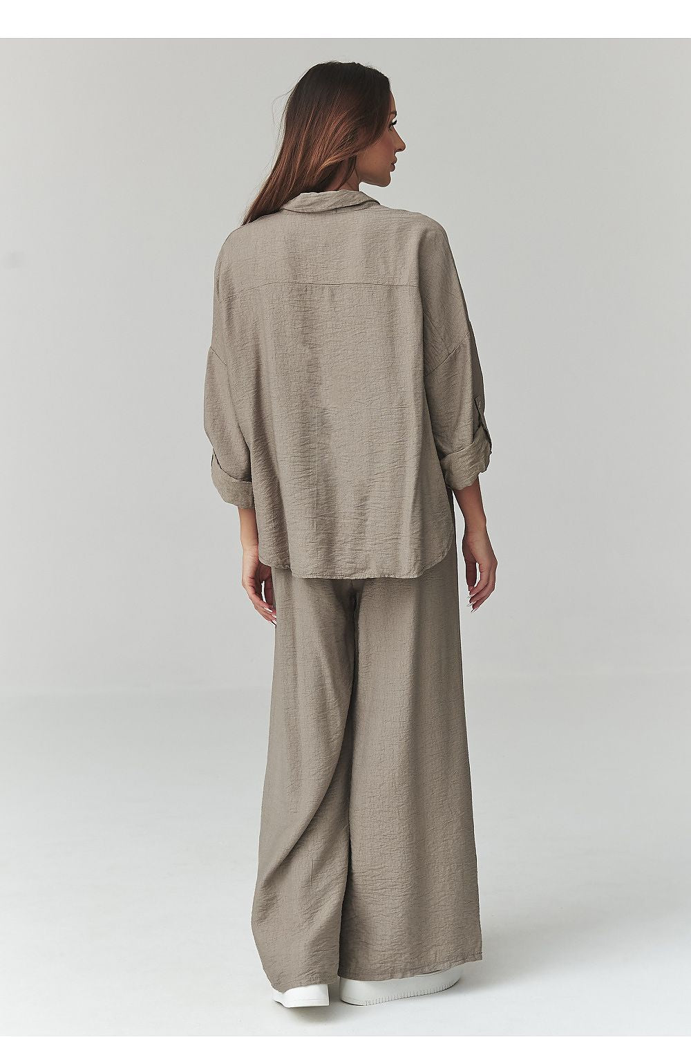 Makadamia outfit set in trendy shades featuring a loose shirt and wide-legged trousers