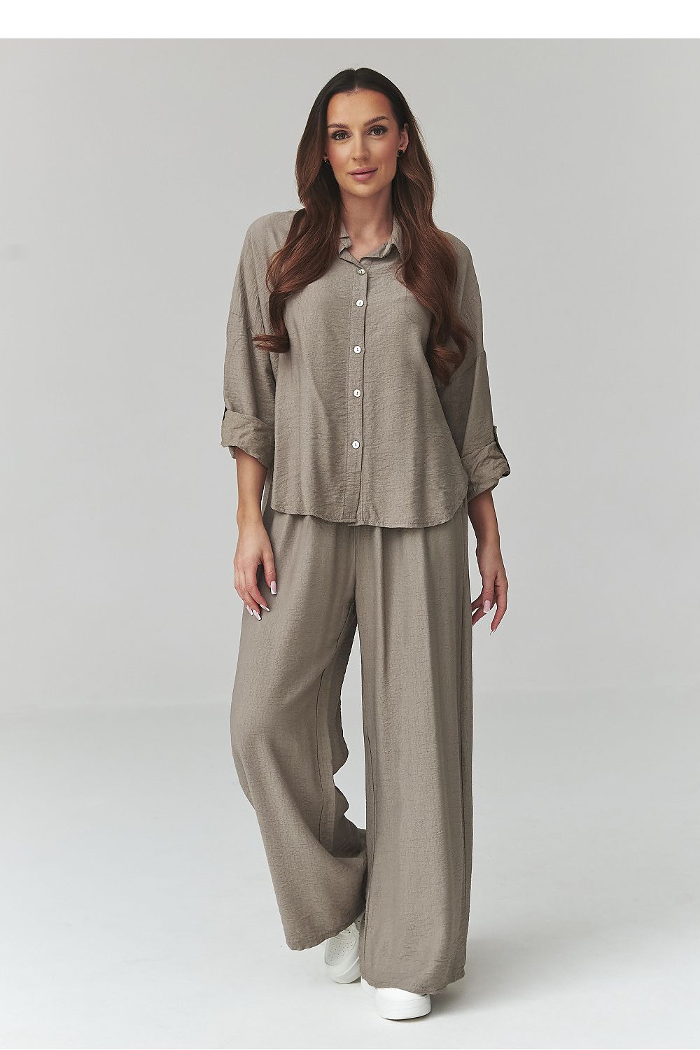 Makadamia outfit set in trendy shades featuring a button-up top and wide-leg trousers